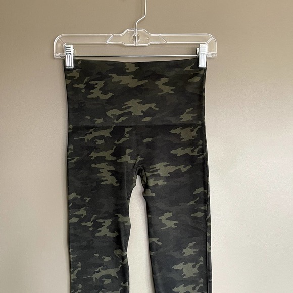 SPANX Look At Me Now Seamless Leggings Green Camo Size Medium High Rise Slimming - Picture 6 of 16
